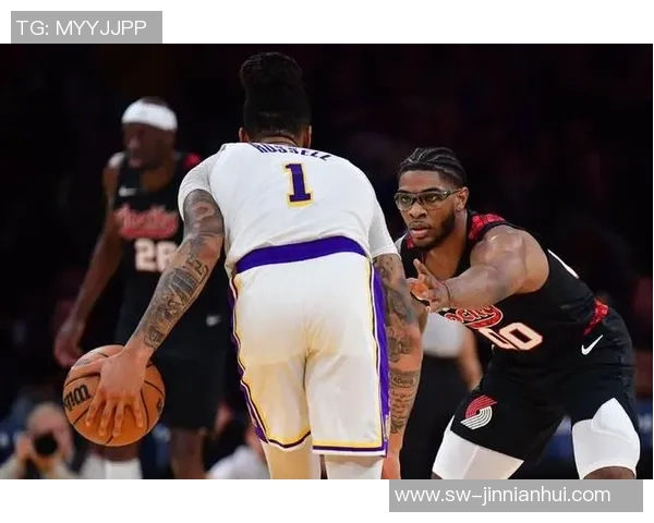 湖人队与开拓者队2020年常规赛精彩对决回顾与分析